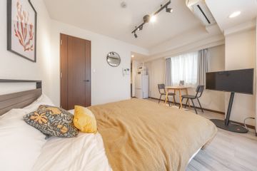 Large Studio with Balcony & Extra Window