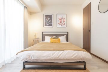 Large Studio with Balcony & Extra Window